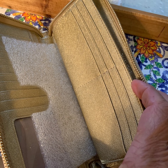 Micheal Kors wallet - Picture 2 of 7